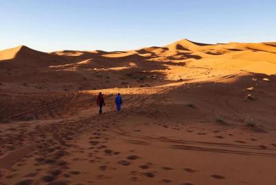 Caminata de dos noches en el desierto de Erg Chebbi con guía local. Todo incluido.
