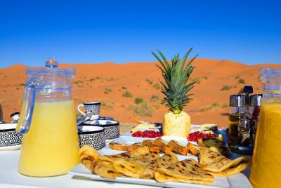 Merzouga: alojamiento en Royal Desert Camp con paseo en camello, comidas y sandboard