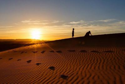 Excursión a pie al amanecer en el desierto de Merzouga con guía local