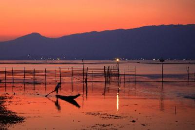 Atardecer en el crucero privado del lago Inle