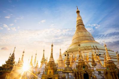 La pagoda espiritual de Shwedagon de medio día se une al tour en Yangon