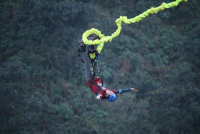 Experiencia de puenting en grupos pequeños en Pokhara