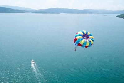 Parasailing y Clear Kayak Experience en Coron Parasailing y Clear Kayak Experience en Coron