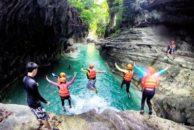 El paquete de aventura de Barranquismo en Kawasan desde Cebú El paquete de aventura de Barranquismo en Kawasan desde Cebú