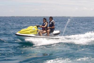 Moto de agua en la playa de Mactan Newton Moto de agua en la playa de Mactan Newton