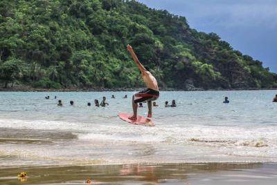 Playa saltando en la ciudad de Puerto Princesa