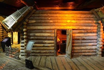 Cracovia: visita guiada privada al museo subterráneo y al casco a Cracovia: visita guiada privada al museo subterráneo y al casco a