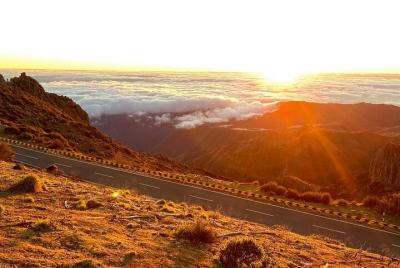 Traslado al amanecer a Pico Do Arieiro y caminata a Pico Ruivo