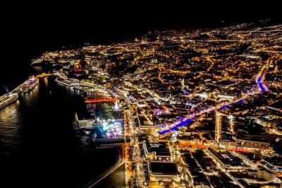 Cena típica con folklore.