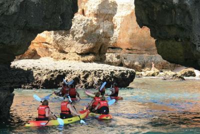 Excursión en kayak de 2 horas y media a las grutas de Ponta da Pi