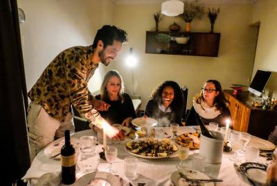 Banquete portugués en una casa de diseño de Lisboa para grupos pr