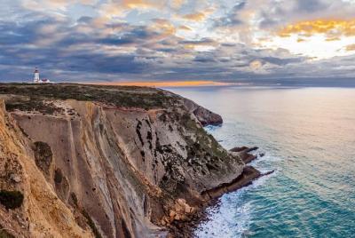 Naturaleza, vinos y azulejos de cerámica: tour en grupo pequeño d