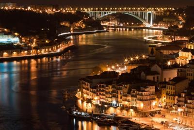 Cena de fado con vista panorámica nocturna de Oporto